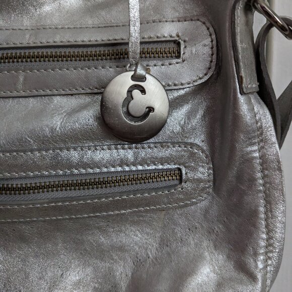 New Brazilian distressed metallic silver genuine leather handbag/backpack - Picture 7 of 8